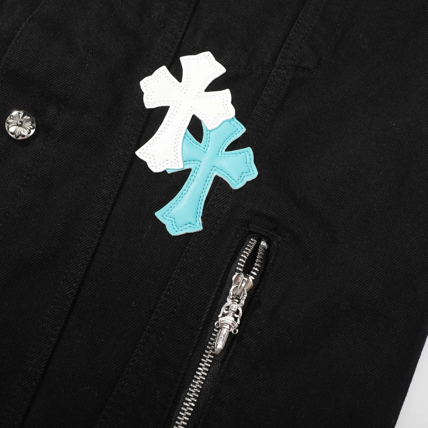 P340 ChromeHearts CH ChromeHearts Lamb Wool Collar Jacket Black Denim Jacket Colorful Cross Patchwork Leather Suede Lamb Wool Lining Fashionable and Personalized Super versatile and good-looking denim jacket Suitable for both men and women A must-have item Packaging Tag Collar Label Washed Wheat Complete Color: Black Size: S-XL